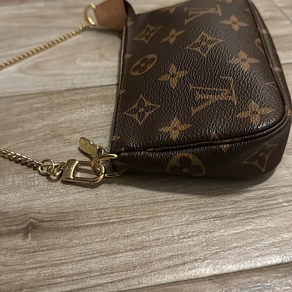 Authentic LOUIS VUITTON Monogram Mini Pochette Accessories. Like New Condition! - Picture 4 of 5